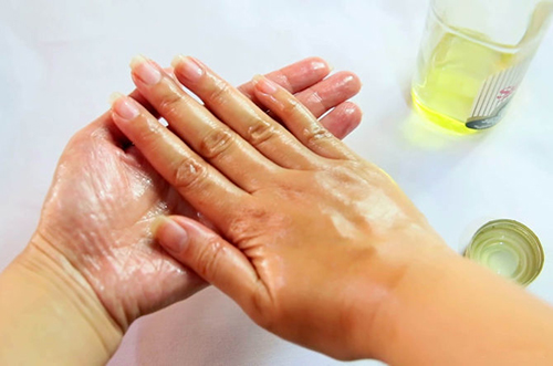 Để có làn da đẹp nên rửa sạch tay trước khi rửa mặt