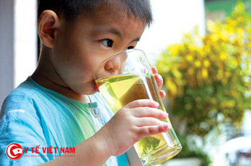 Trẻ bị mất nước rất dễ bị  ảnh hưởng đến sức khỏe