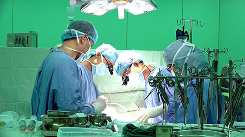 Các bác sĩ đang thực hiện phẫu thuật bắc cầu động mạch vành ít xâm lấn. 