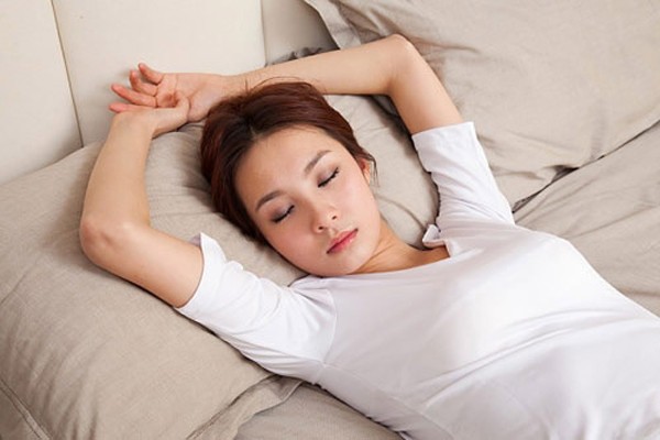 Ngủ đủ giấc sẽ làm giảm bọng mắt hiệu quả