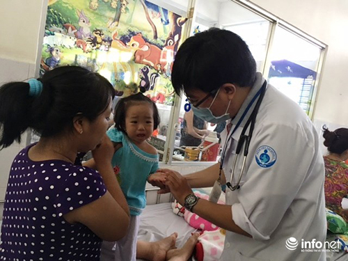 Trẻ bị tay chân miệng đang điều trị tại khoa Nhiễm Bệnh viện Nhi đồng 1