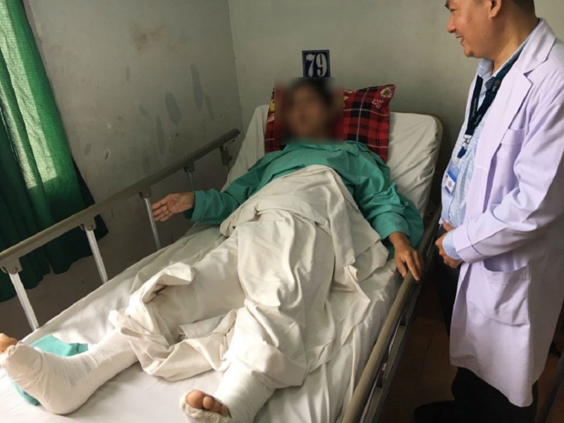Anh H đang được điều trị tại BV Trưng Vương sau tai  nạn rơi thang máy Ảnh: HOÀNG LAN