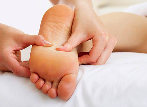Xoa bóp bấm huyệt gan bàn chân giúp điều trị bệnh cho con người