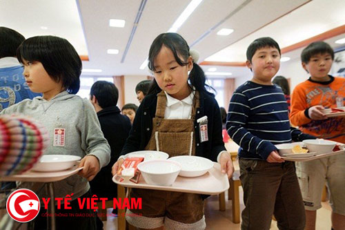 trẻ Nhật tự lập trong các bữa ăn của mình