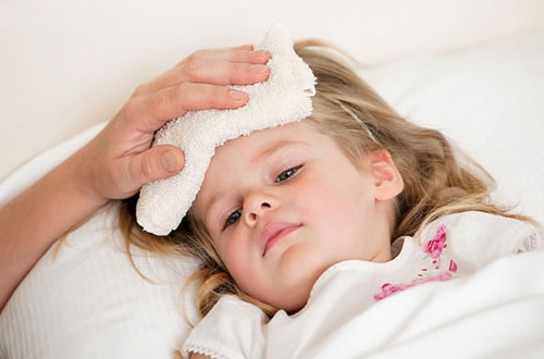 Trẻ nhỏ có thể sốt cao khi mắc bệnh ngoài da
