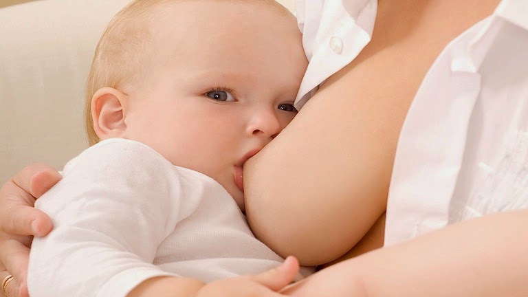 Ngực bị chảy xệ sau sinh phần lớn do do cho con bú