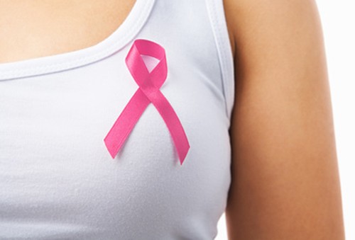 Đau ngực là một trong những dấu hiệu đầu tiên của bệnh ung thư vú