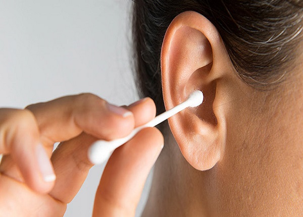 Nguy hiểm khôn lường từ thói quen ngoáy tai thường xuyên