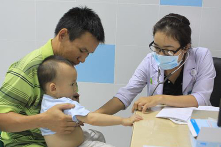 Sai lầm: Bác sĩ Việt có thói quen dùng thuốc kháng sinh khi điều trị bệnh hô hấp cho trẻ