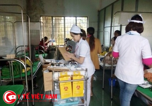 Hơn 20 người ngộ độc nhập viện BVĐK thị xã Buôn Hồ sau tiệc cưới