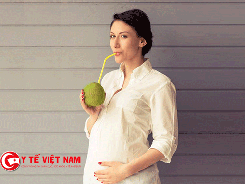 Bầu 3 tháng Mẹ có thể uống nước dừa được không?