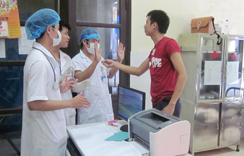 Tại sao nói bệnh viện Việt Nam ngày càng giống đấu trường?