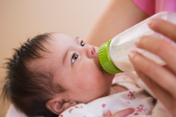 Cha mẹ cần làm gì khi trẻ bị dị ứng sữa bò?