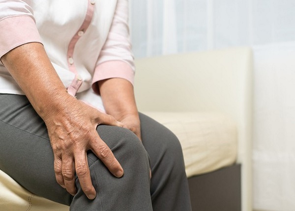 5 phương pháp giúp giảm đau xương khớp người già trong thời tiết lạnh