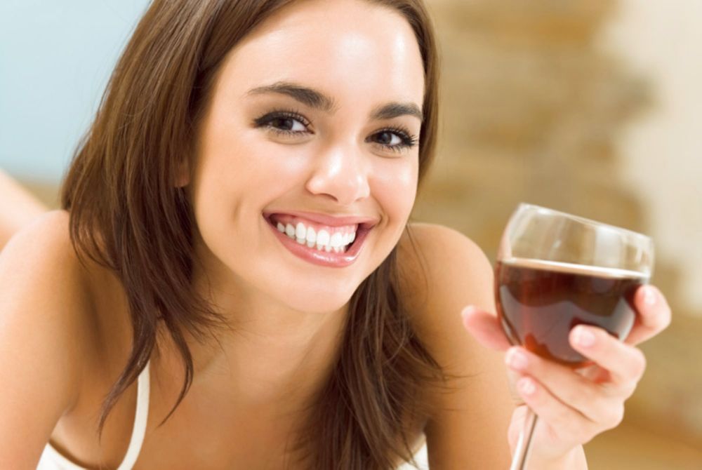 Khoa học chứng minh phụ nữ uống rượu vang đỏ dễ có con hơn?