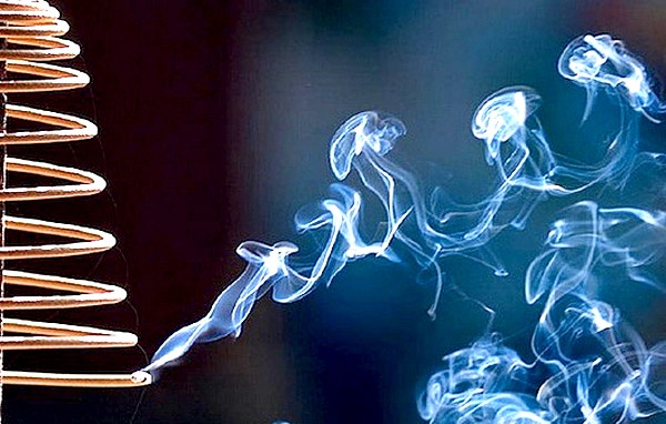 Cảnh báo tác hại của khói nhang với sức khỏe con người