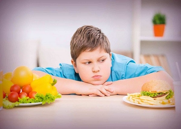Điều chỉnh chế độ ăn cho trẻ thừa cân và béo phì
