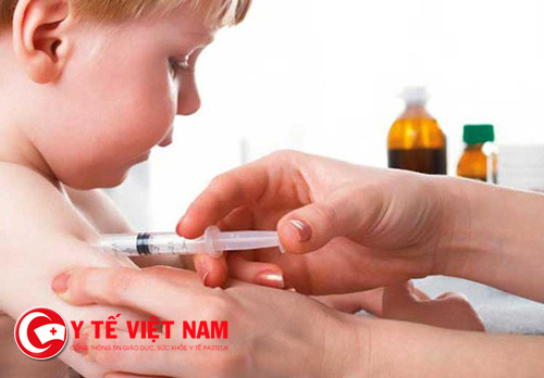 Tiêm vắc xin ComBE Five trẻ gặp những phản ứng gì và cha mẹ sẽ phải xử trí ra sao?